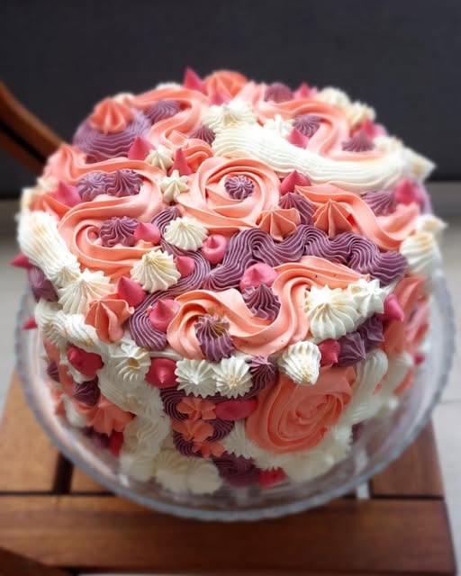 Torta ukrašena cvjetnom kremom