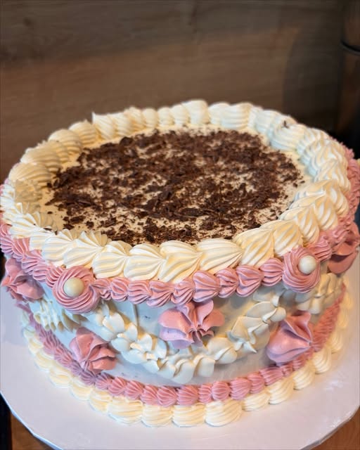 Vintage torta s ružičastim ukrasima