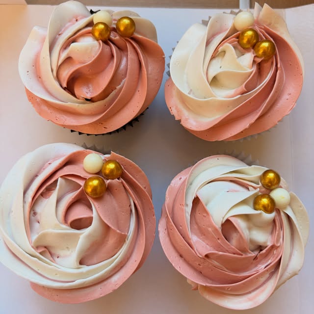 Cupcakeovi s kremom u obliku ruže