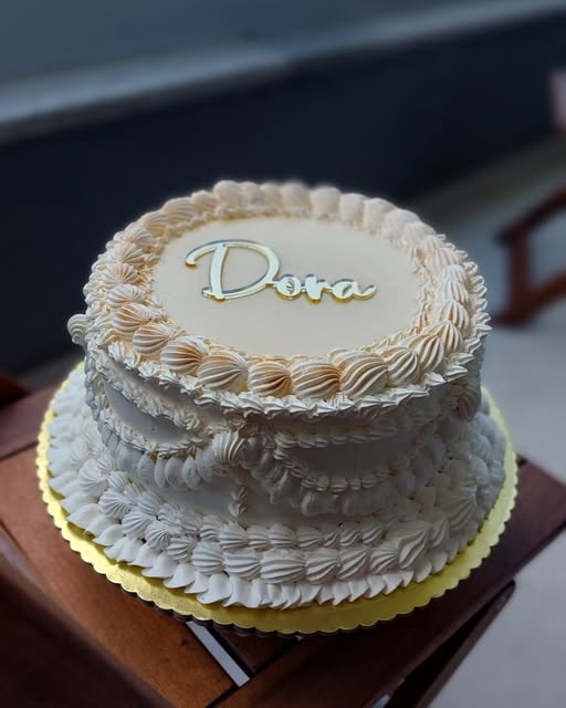 Torta s natpisom Dora, ukrašena kremom